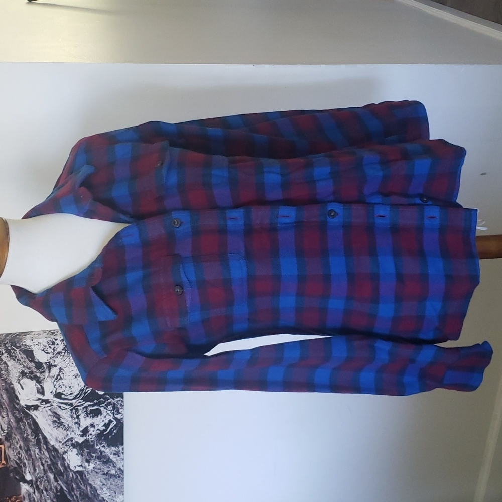 Patagonia Women's Fjord Blue and Red Flannel size 4
